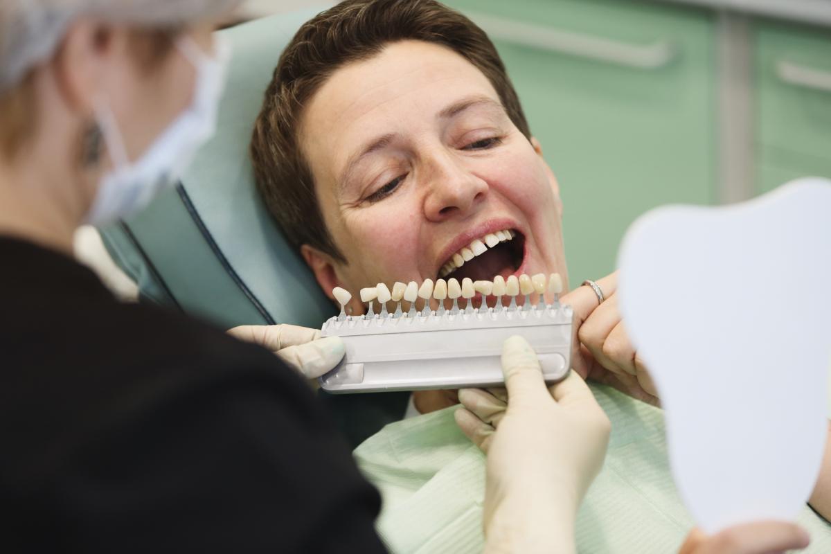Una mujer en el dentista.