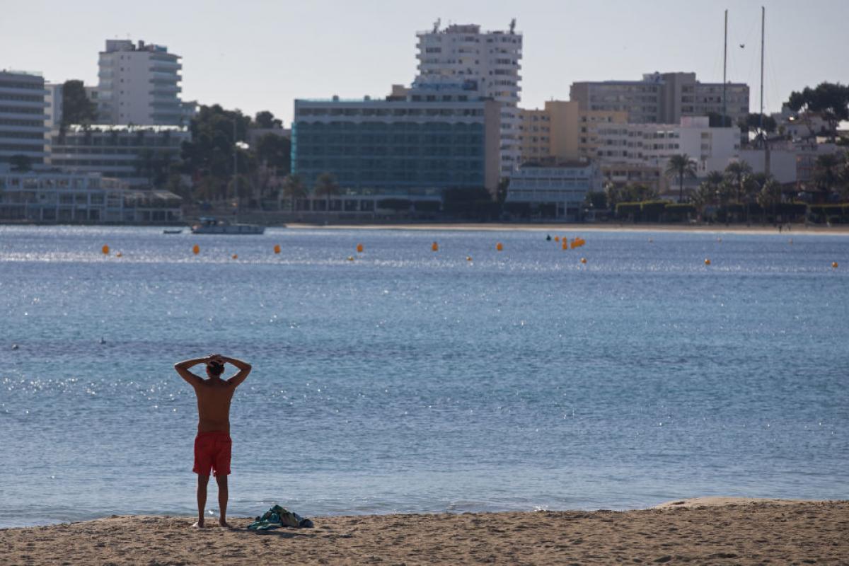 Imagen de archivo de un hombre en el arenal de Palmanova (Calvià, Palma de Mallorca).