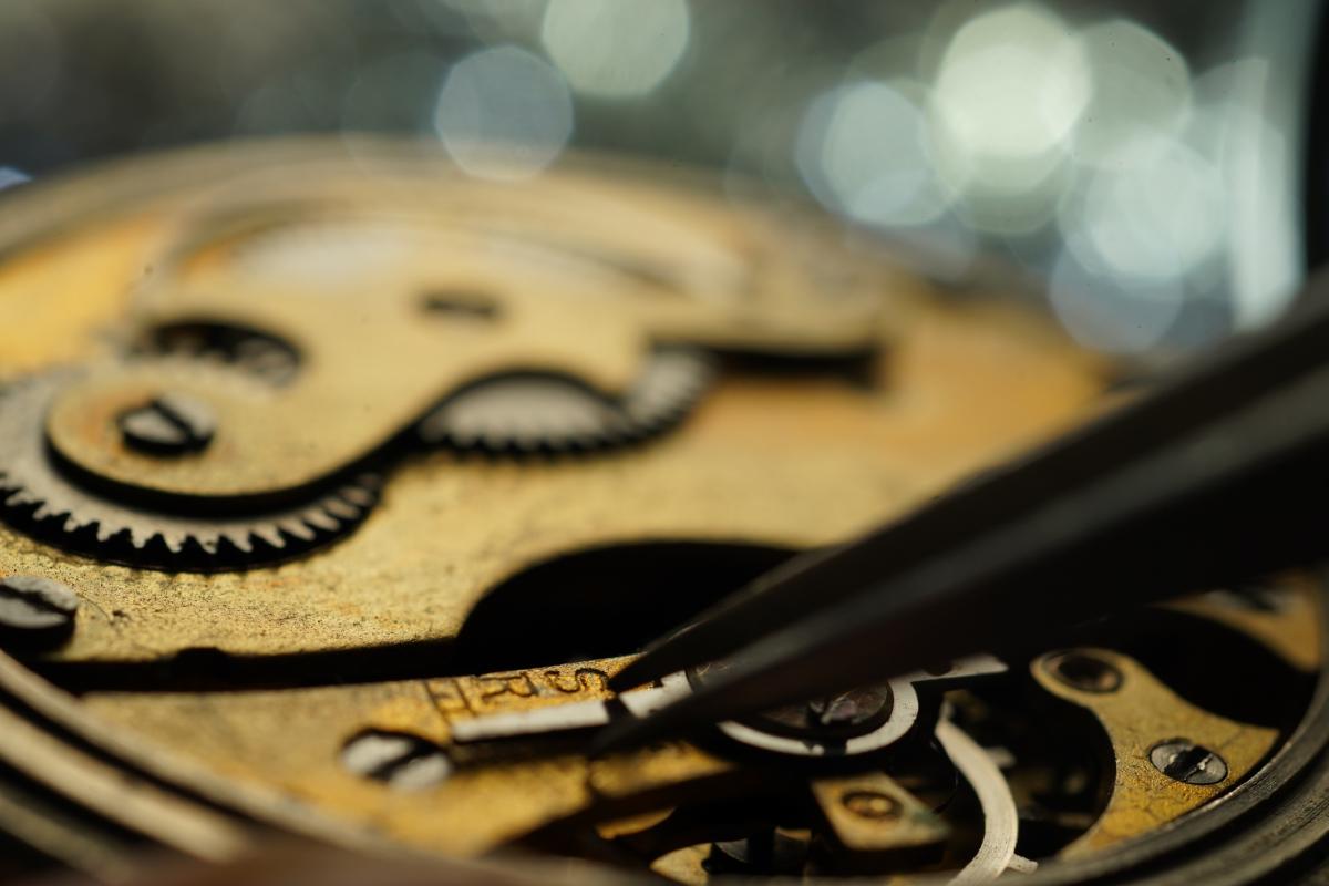 Imagen de archivo de los engranajes de un reloj.