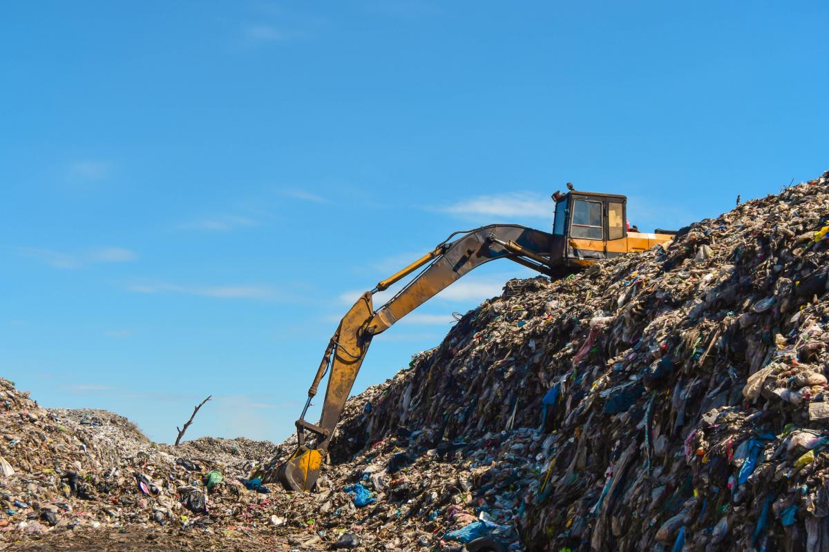 Imagen de archivo de maquinaria pesada en un vertedero.