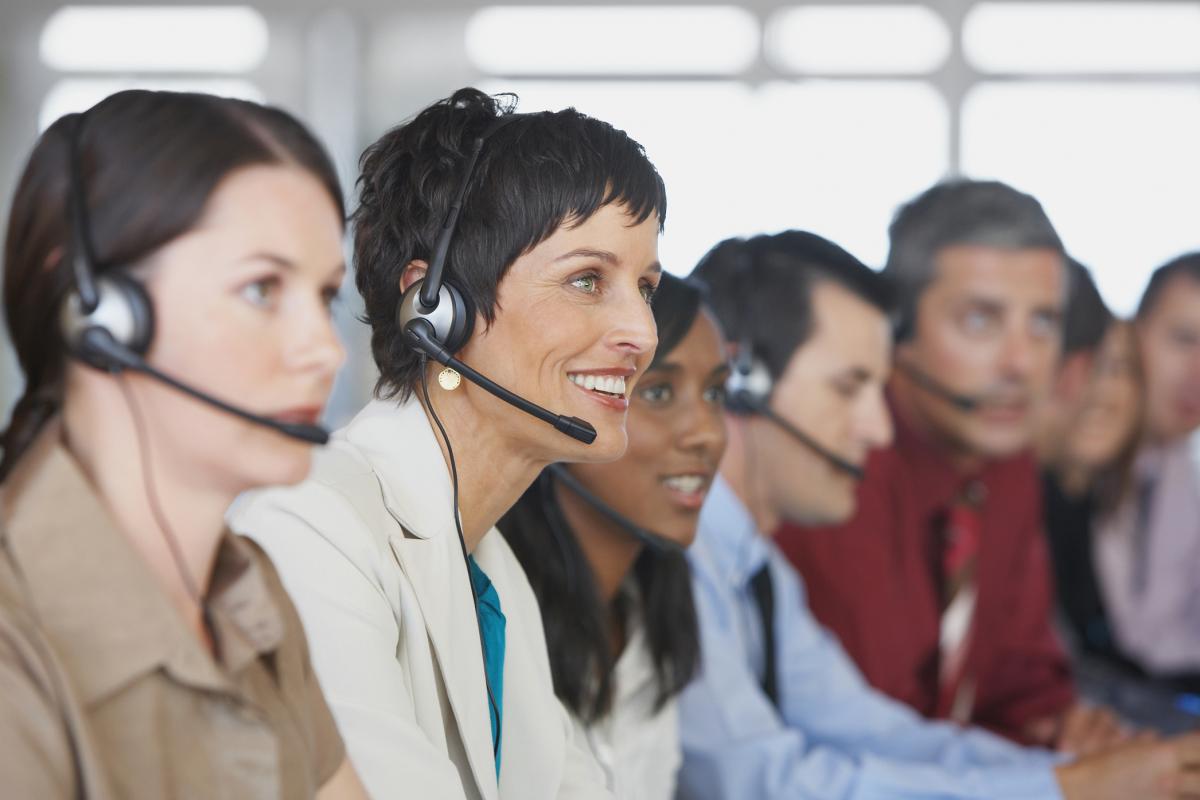 Traductores simultáneos en una conferencia.