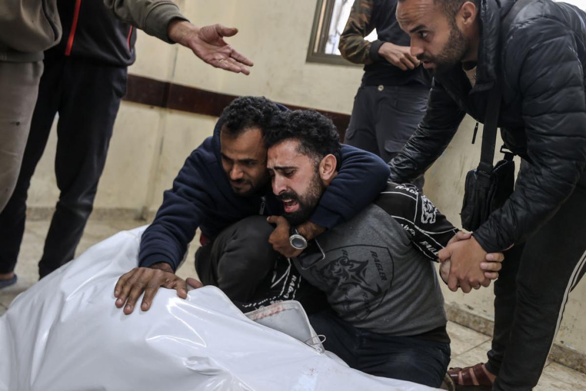 Unos palestinos lamentan la muerte de un familiar en uno de los últimos ataques israelís en Gaza, este miércoles 15 de enero.