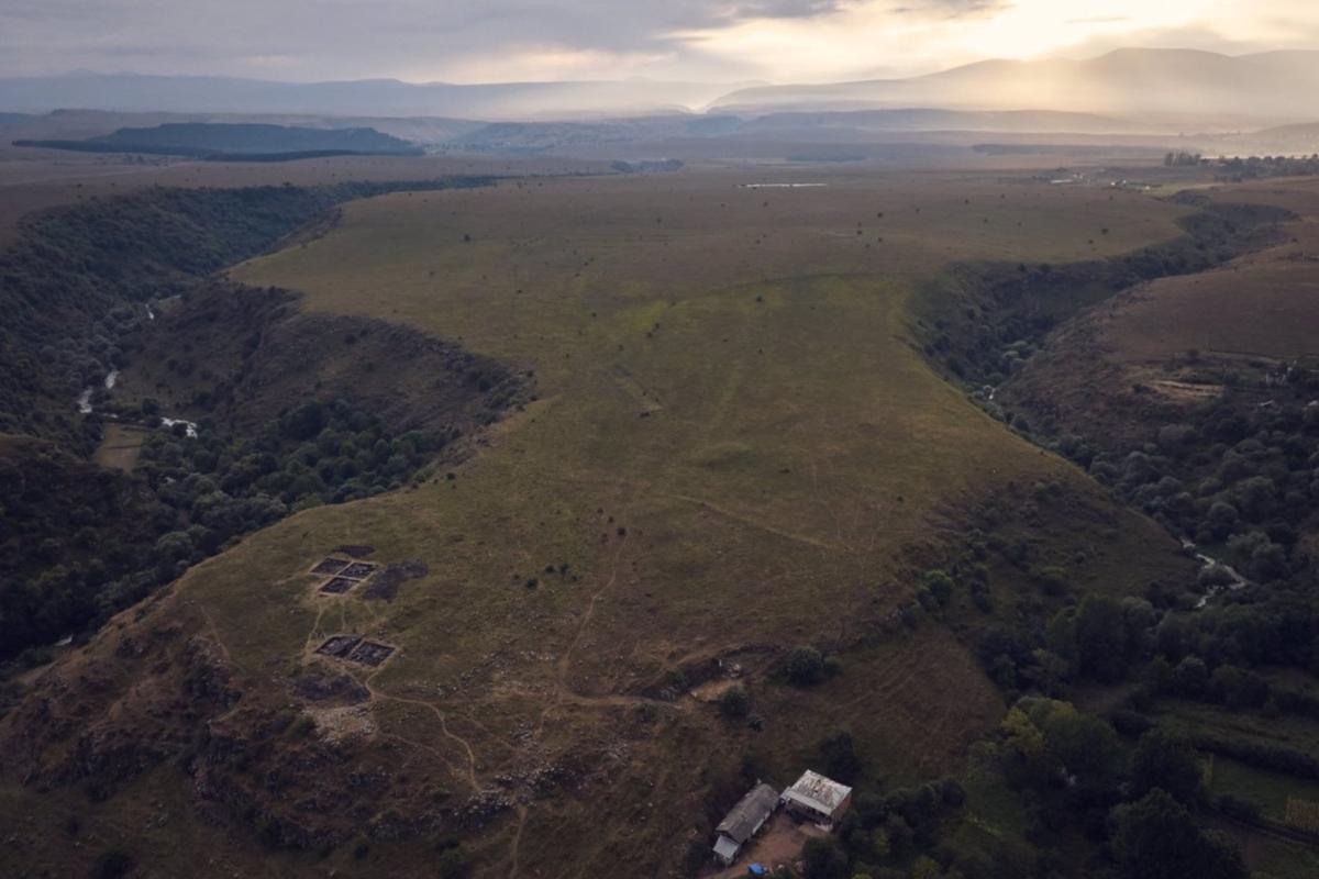 Fotografía atmosférica de Dmanisis Gora al anochecer