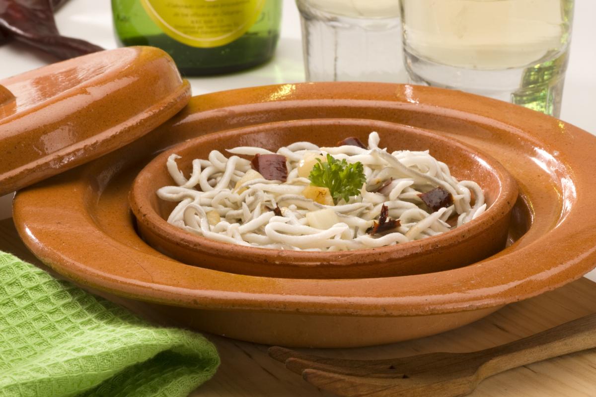 Plato de angulas en cazuela de barro.