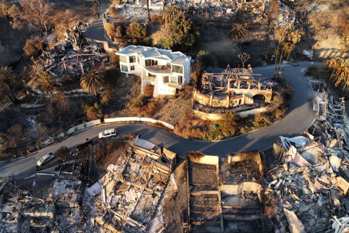 Vista aérea de casas calcinadas en la ladera de una colina de Los Ángeles.