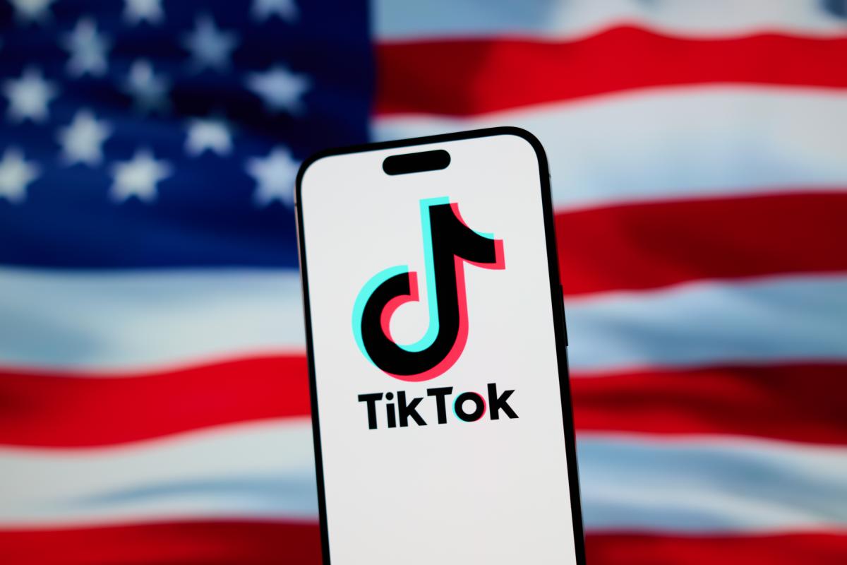 Imagen de TikTok con una bandera de EEUU de fondo.