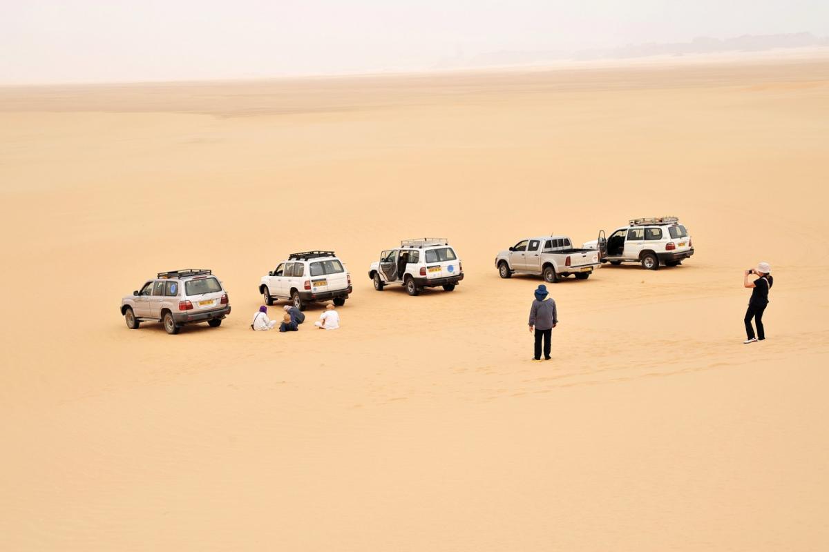 Un grupo de turistas, de viaje por el Sáhara, en el sur de Argelia.
