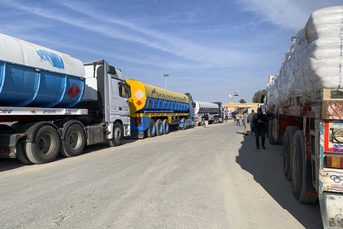 Cientos de camiones ingresan en la franja de Gaza para repartir las ayudas este domingo.
