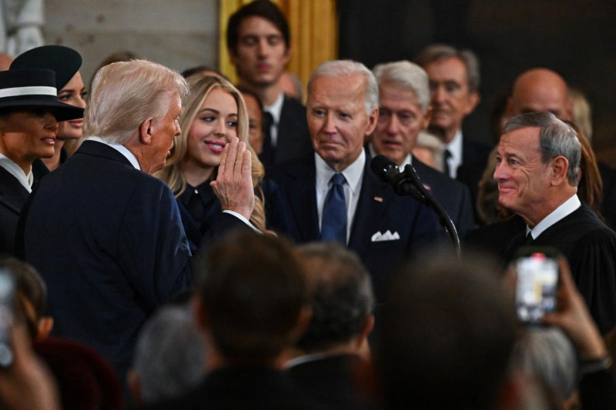 Donald Trump jura el cargo ante la mirada de Joe Biden