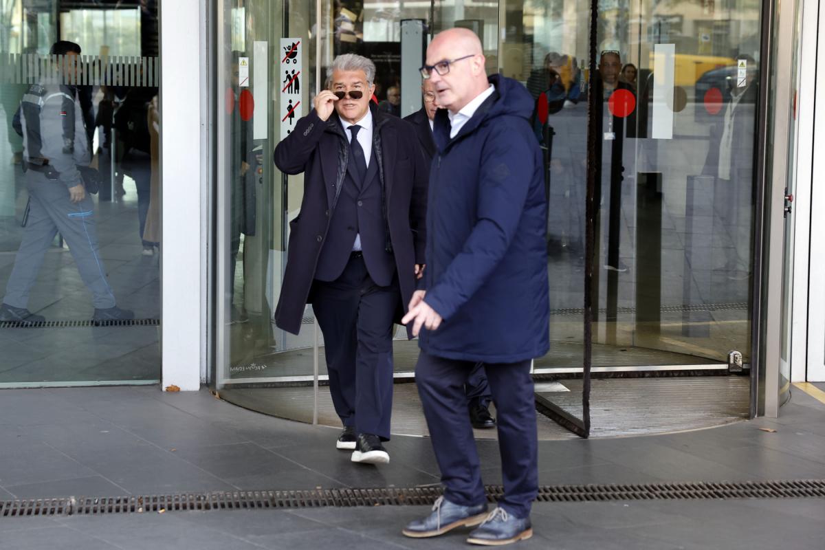 El presidente del FC Barcelona, Joan Laporta, a su salida de la Ciudad de la Justicia de Barcelona tras declarar en el juzgado de instrucción número 6 por la querella presentada por una familia que lo acusa de haberles estafado 4,7 millones de euros, tras invertir en una sociedad vinculada con él una parte del dinero que ganaron en la lotería.