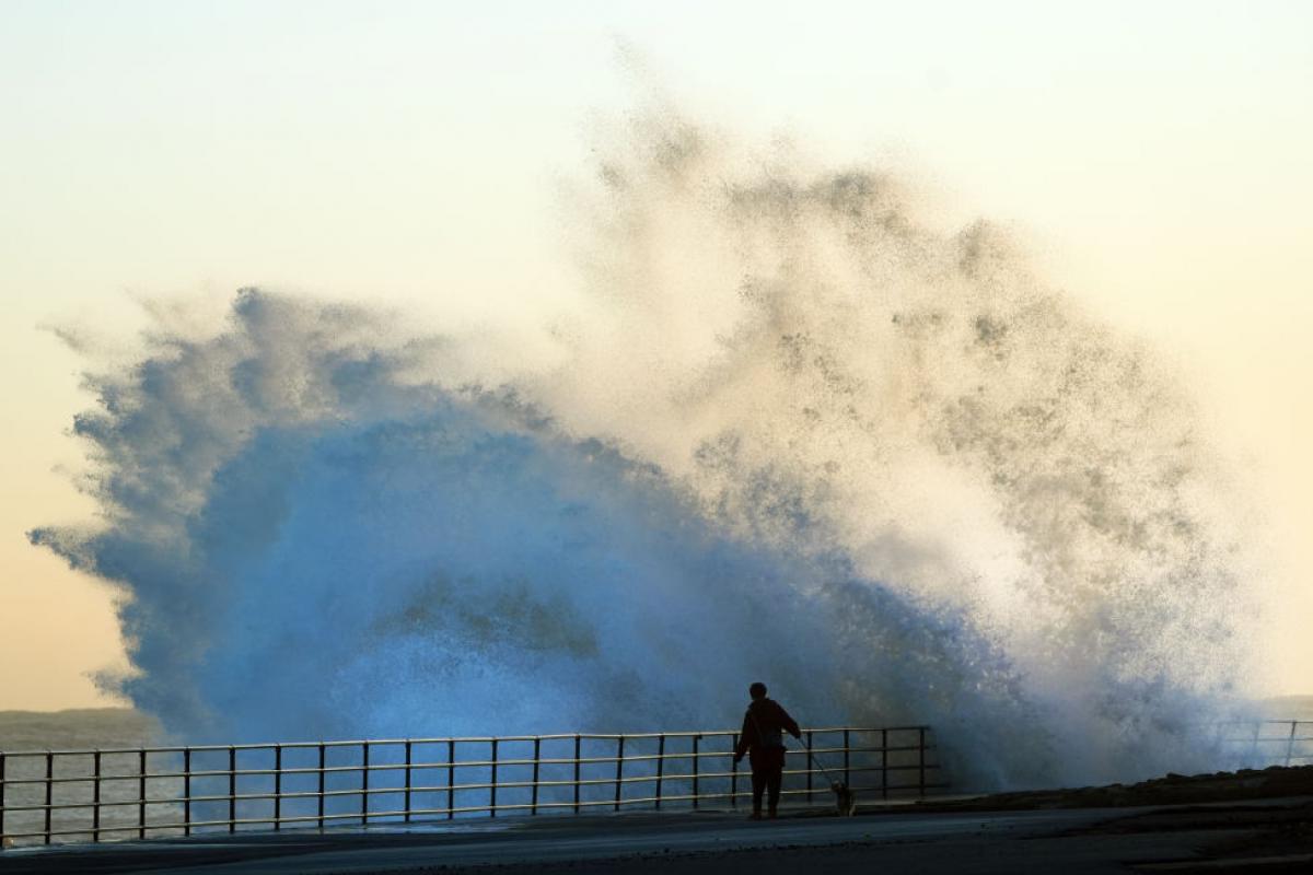Imagen de archivo de un fuerte temporal de olas en Reino Unido.