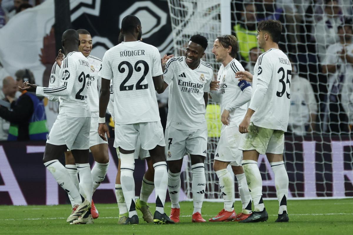 Los jugadores del Real Madrid celebran uno de los goles de Vinicius ante el Salzburgo