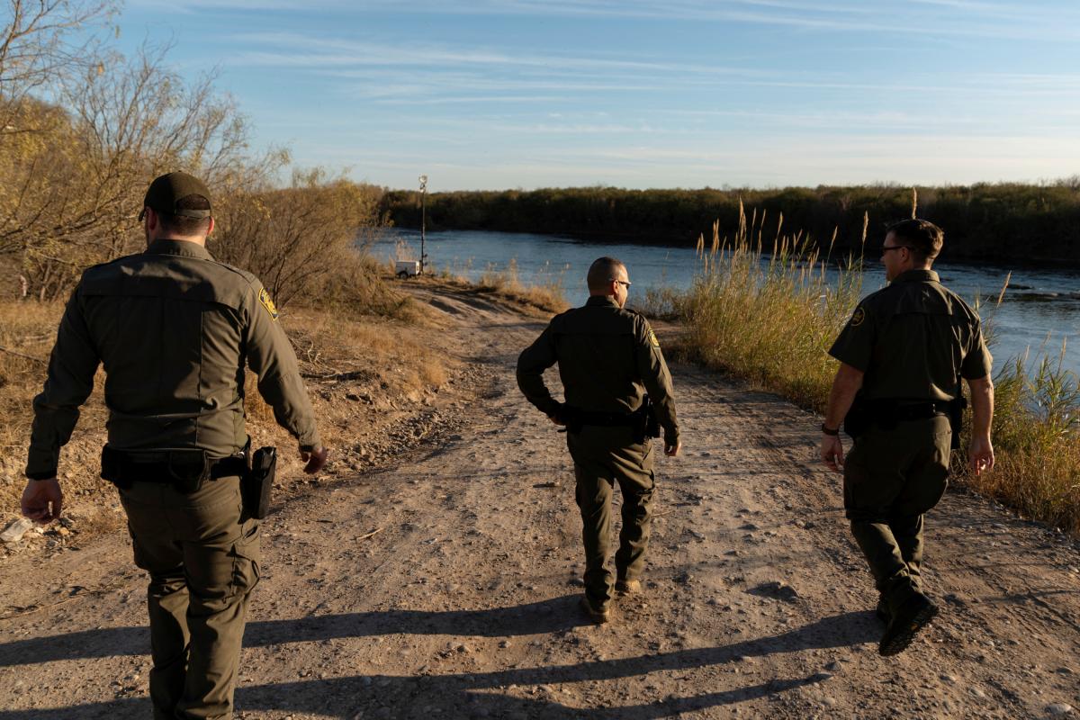 Agentes de la Guardia Fronteriza de EEUU patrullando la frontera en Río Grande, Eagle Pass (Texas).