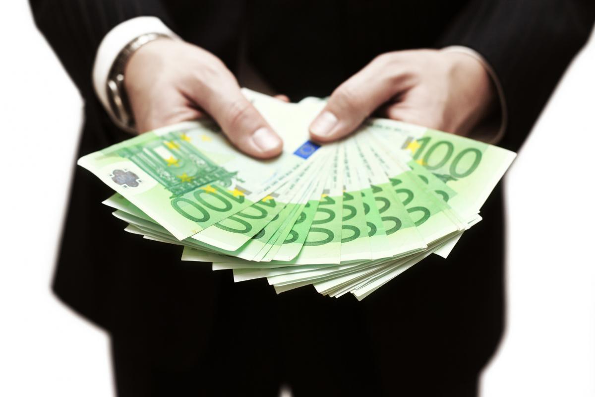 Una persona con múltiples billetes de 100 euros