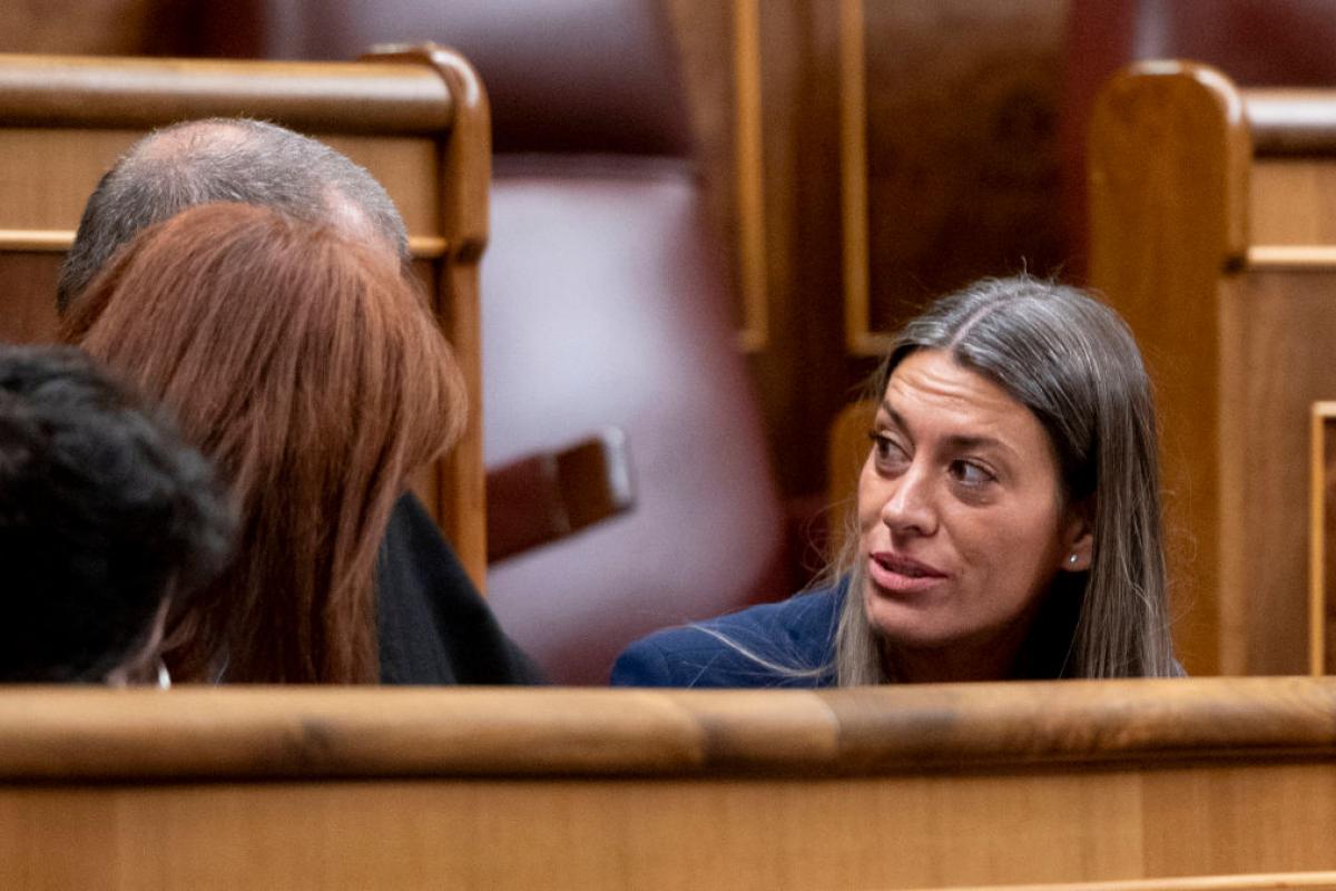 Miriam Nogueras conversa con varios diputados en el Congreso