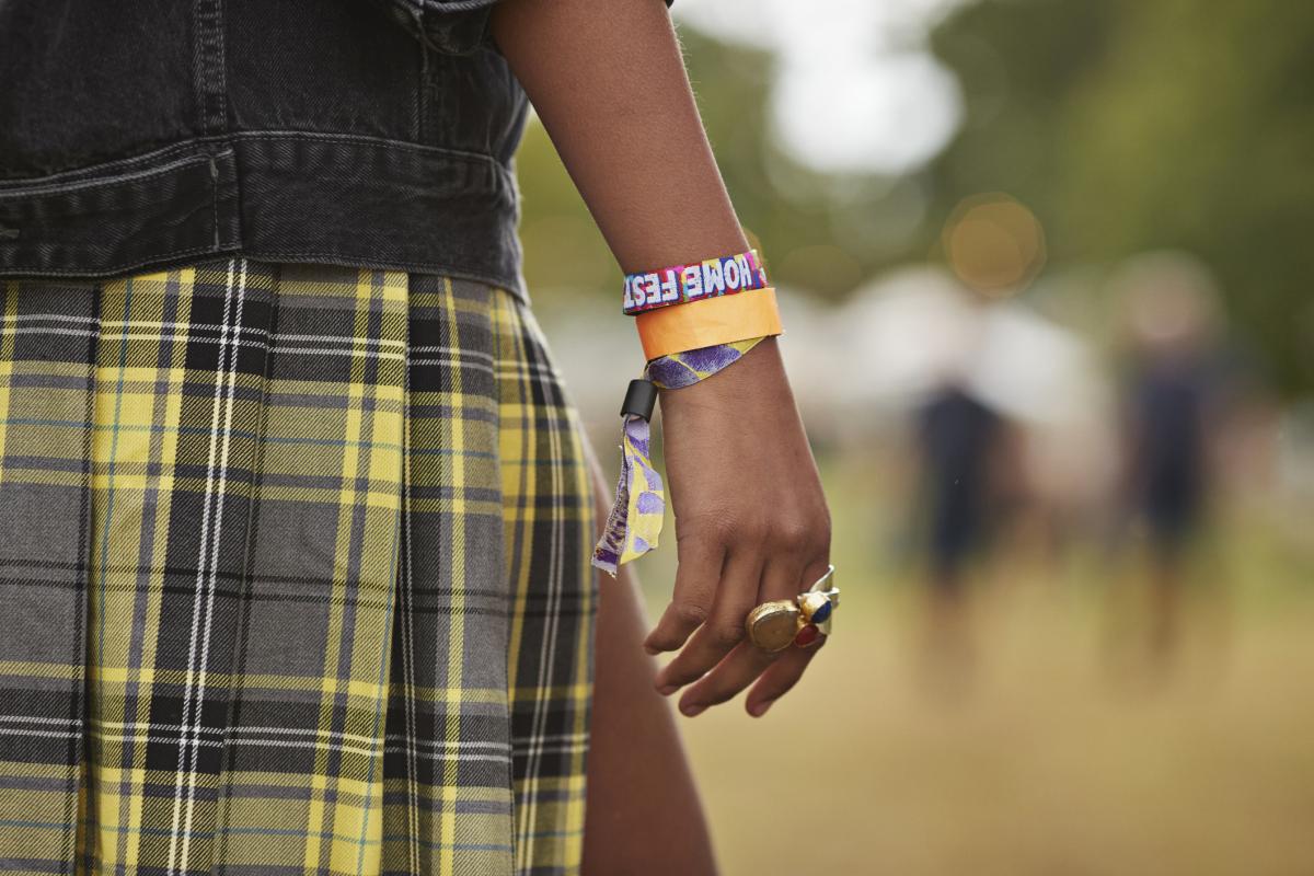 Una mujer camina con el brazo lleno de pulseras, en una imagen de archivo.