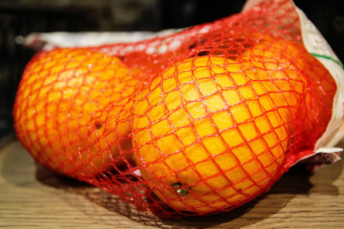 Naranjas en su malla.