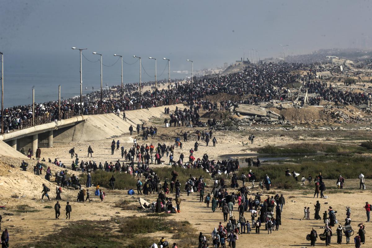 Una columna de desplazados palestinos se dirige al norte de la Franja de Gaza, después de que Israel levantase el veto en virtud del alto al fuego con Hamás.