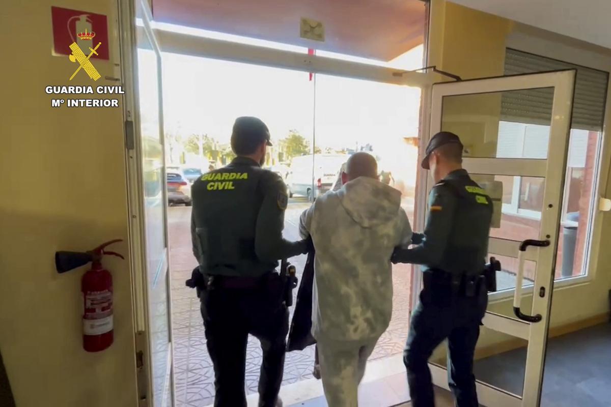 Una mujer de 87 años, con movilidad reducida y que supuestamente vendía droga desde su casa por la ventana, está entre los nueve detenidos pertenecientes a un grupo que presuntamente traficaba con estupefacientes en la zona oriental de Cantabria y al que se han intervenido más de 6,5 kilos de drogas.