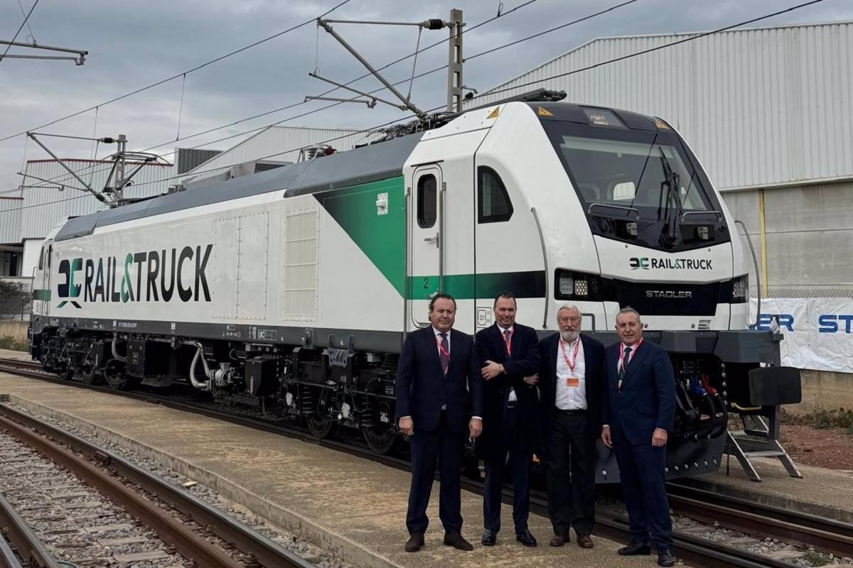 Miembros del consejo de Rail & Truck ante una de las nuevas locomotoras