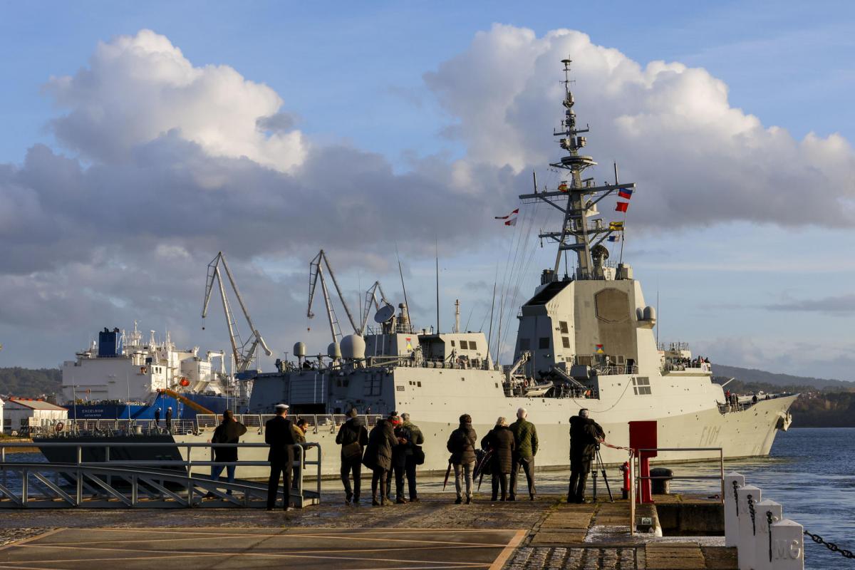 La fragata Álvaro de Bazán en su salida de Ferrol.
