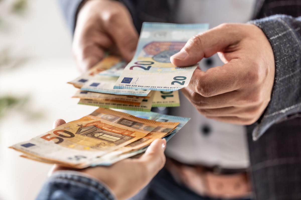 Una persona recibiendo un préstamo de dinero