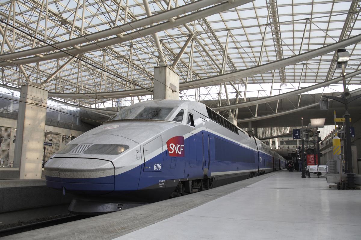 Un tren aparcado en la estación del aeropuerto Charles de Gaulle, en París.