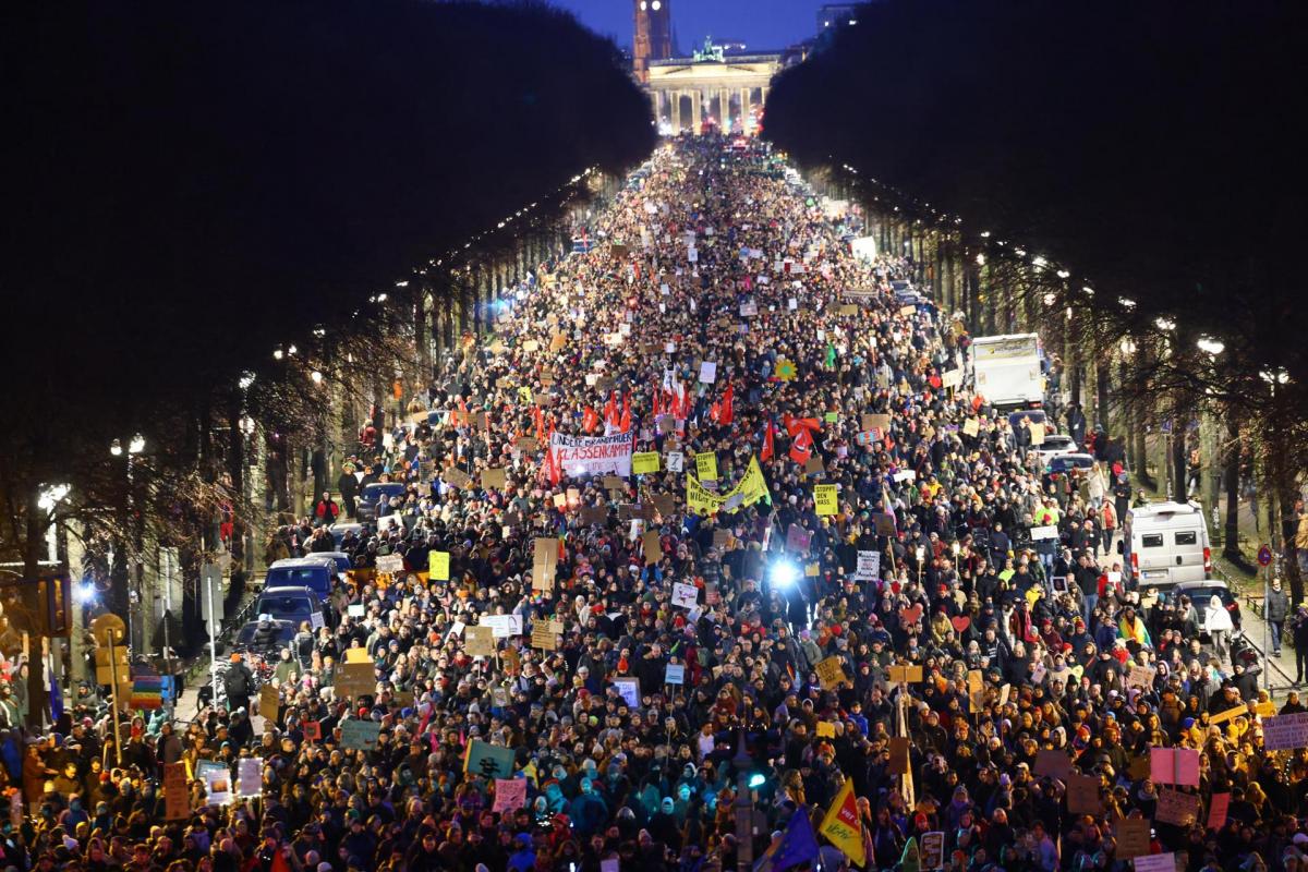 Vista de la protesta frente a la puerta de Brandeburgo, en Berlín(Alemania).
