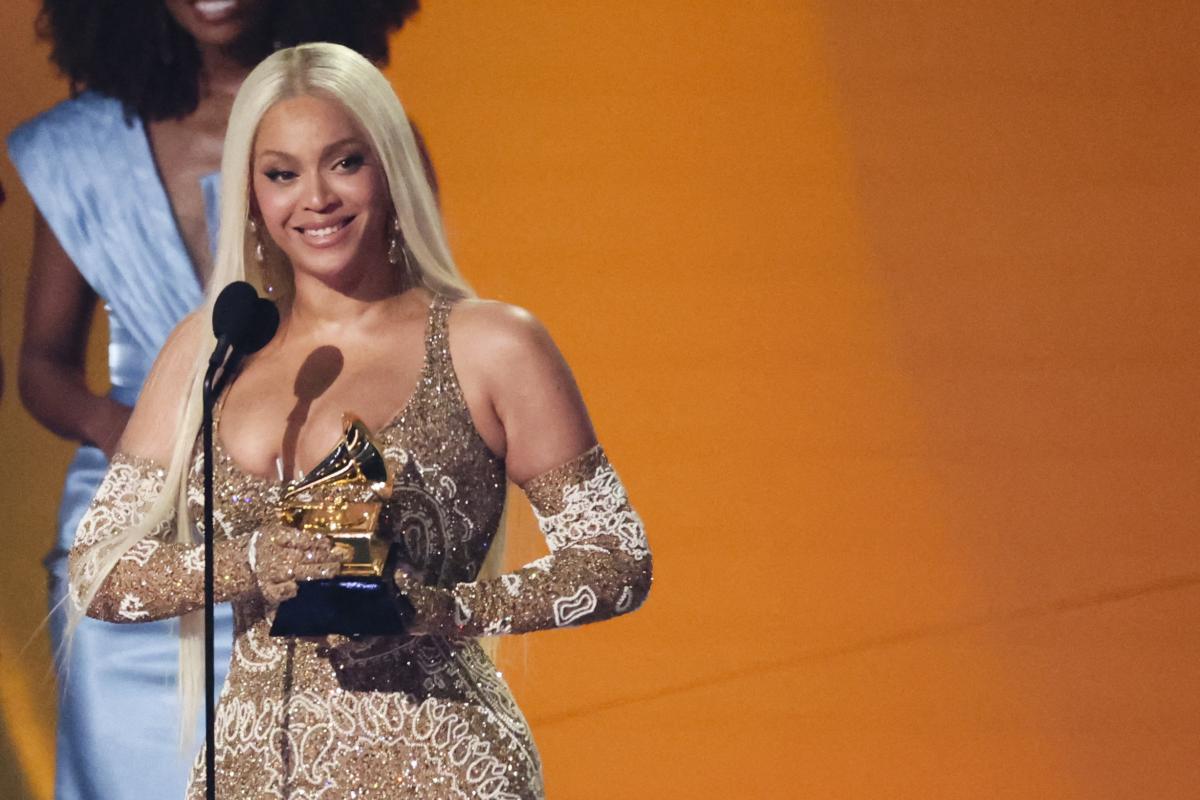 Beyoncé recoge el Grammy que reconoce a Cowboy Cartes como el álbum del añol.