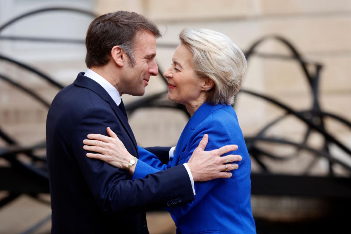 Emmanuel Macron y Ursula von der Leyen se saludan en un encuentro reciente