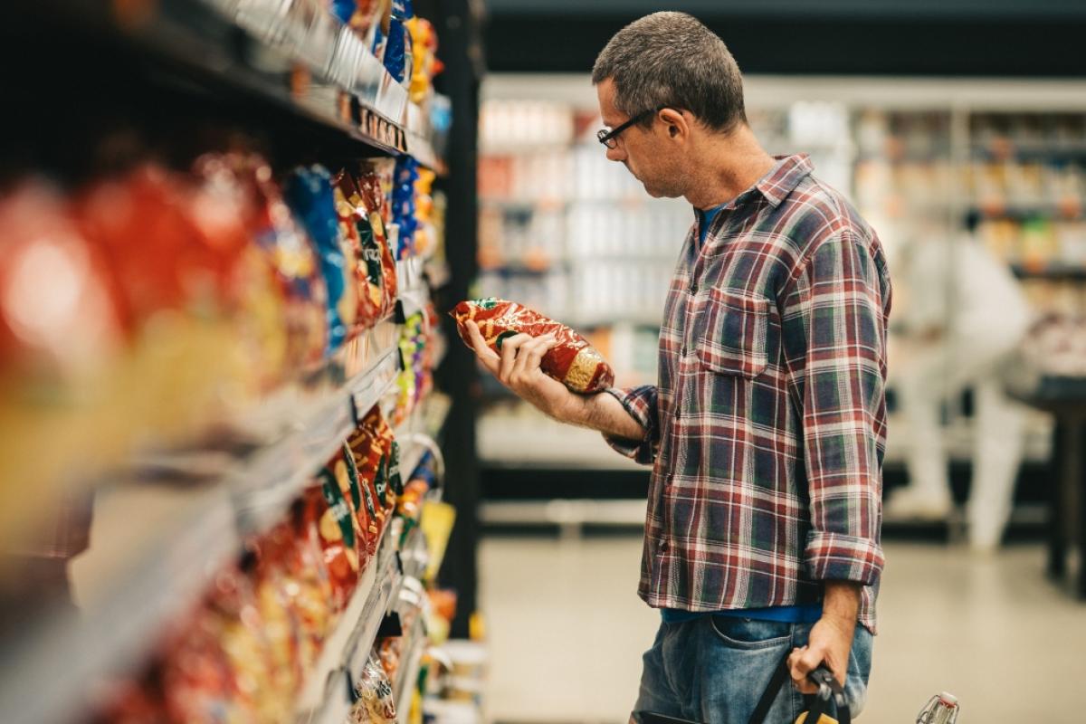 Hombre comprando noodles en un supermercado