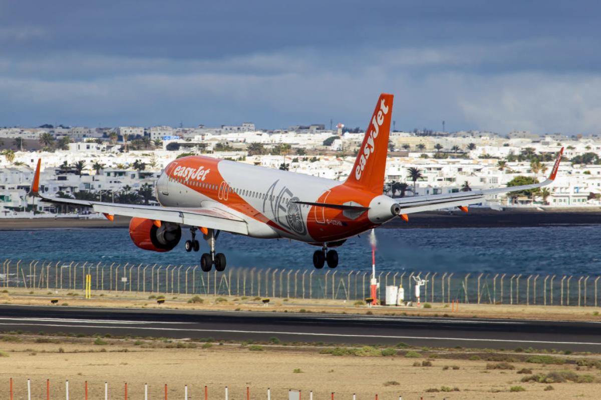 Un avión aterriza en el aeropuerto de Lanzarote