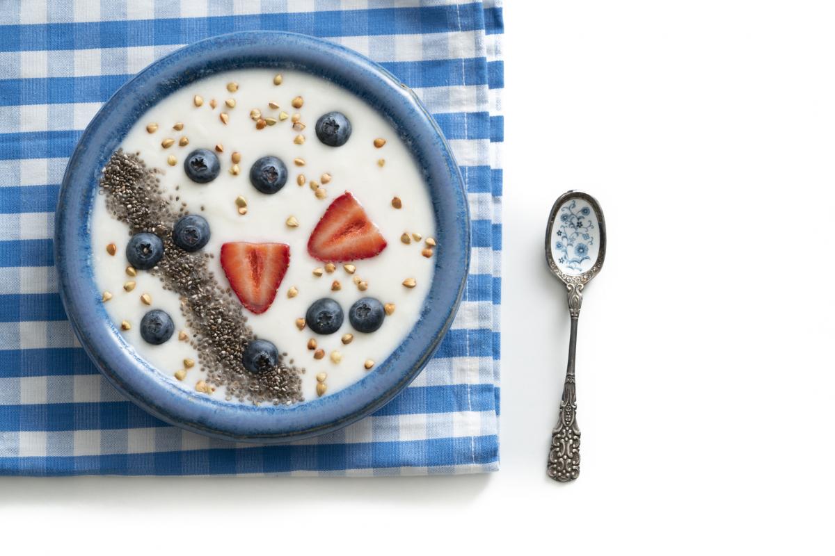 Un tazón de kéfir con fresas y semillas de chía.