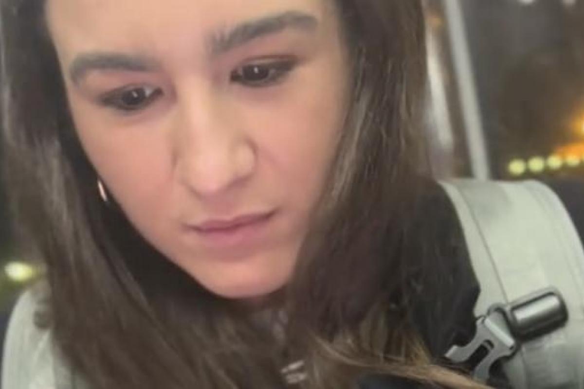 La protagonista del vídeo comprueba dónde ha reservado su Airbnb