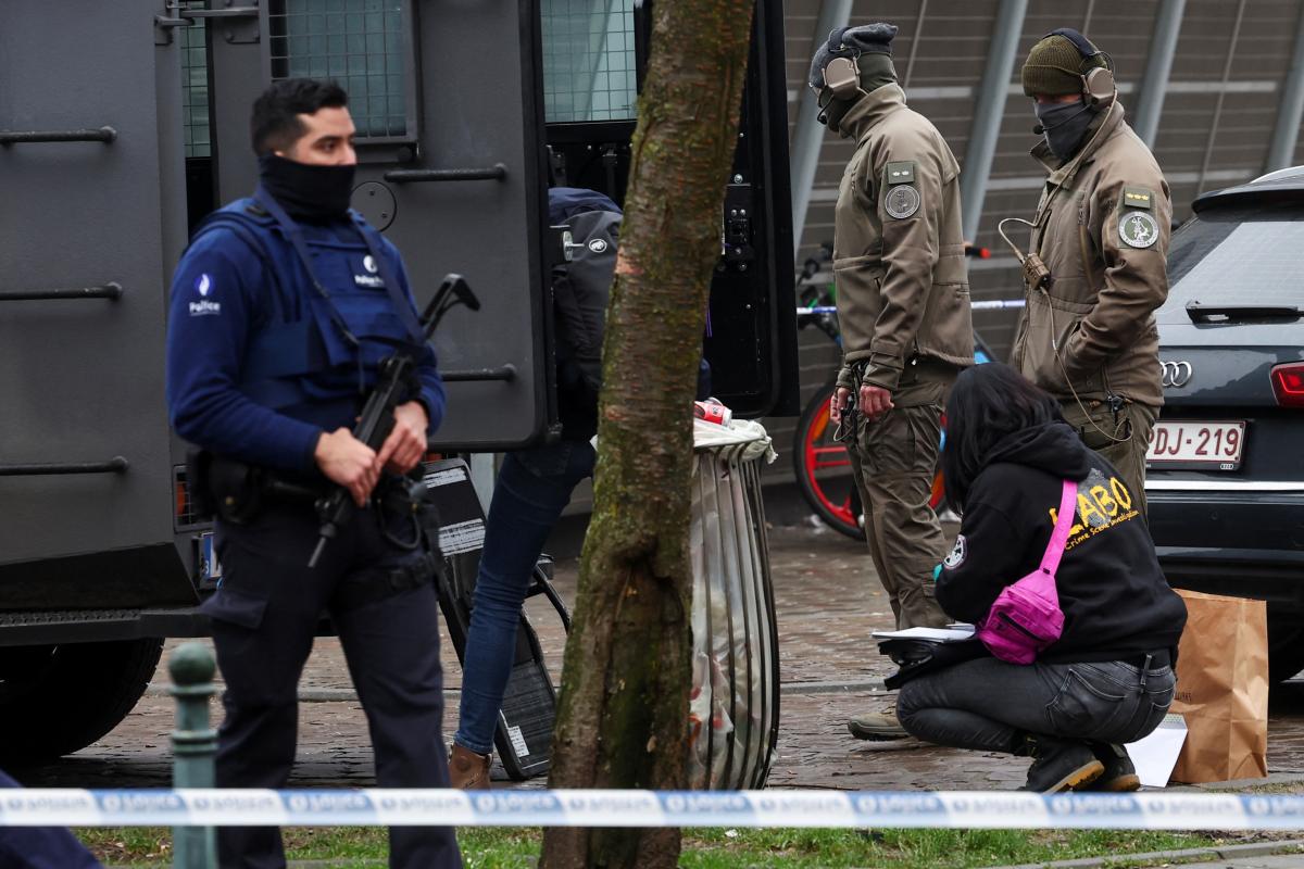 Las fuerzas del orden custodian la estación de metro donde dos individuos abrieron fuego al aire con rifles de asalto.