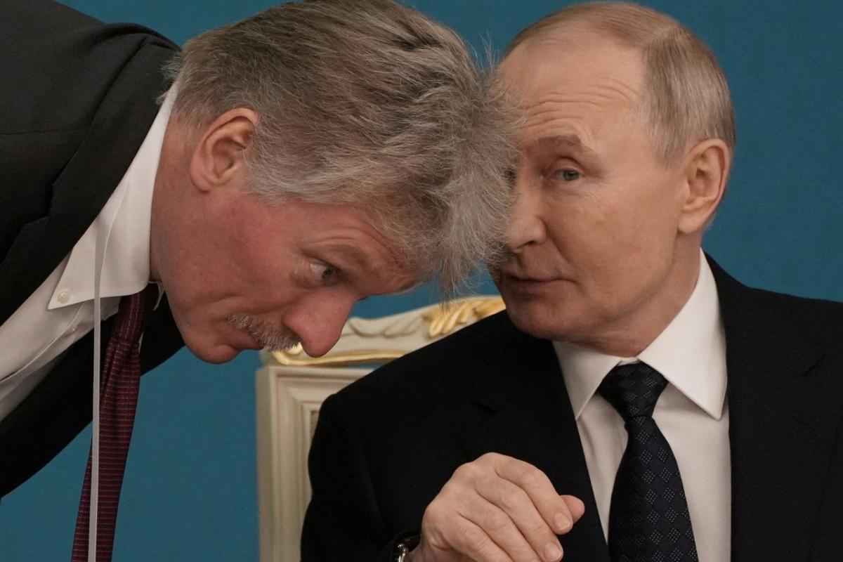 El presidente ruso, Vladimir Putin, conversa con el portavoz del Kremlin, Dmitry Peskov.