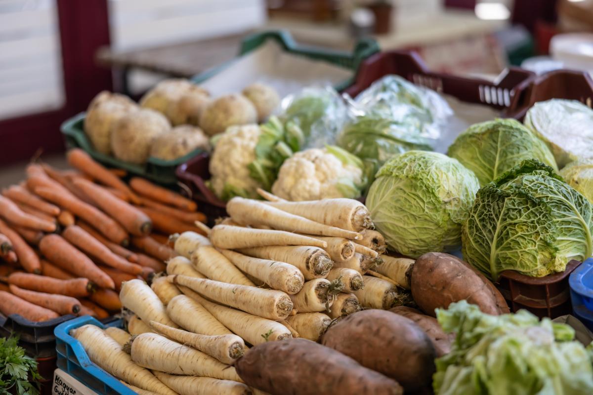Puesto de verduras en un mercado