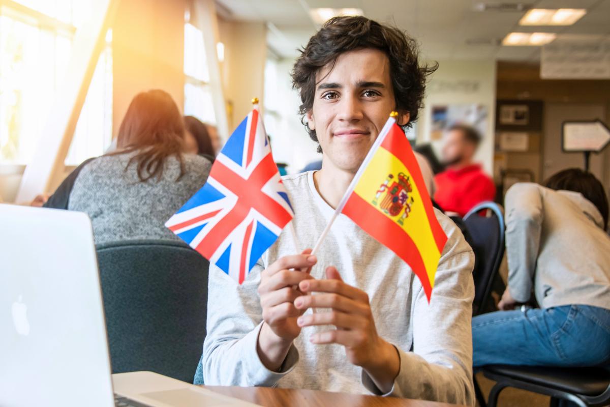 Un hombre con las banderas de Reino Unido y España.