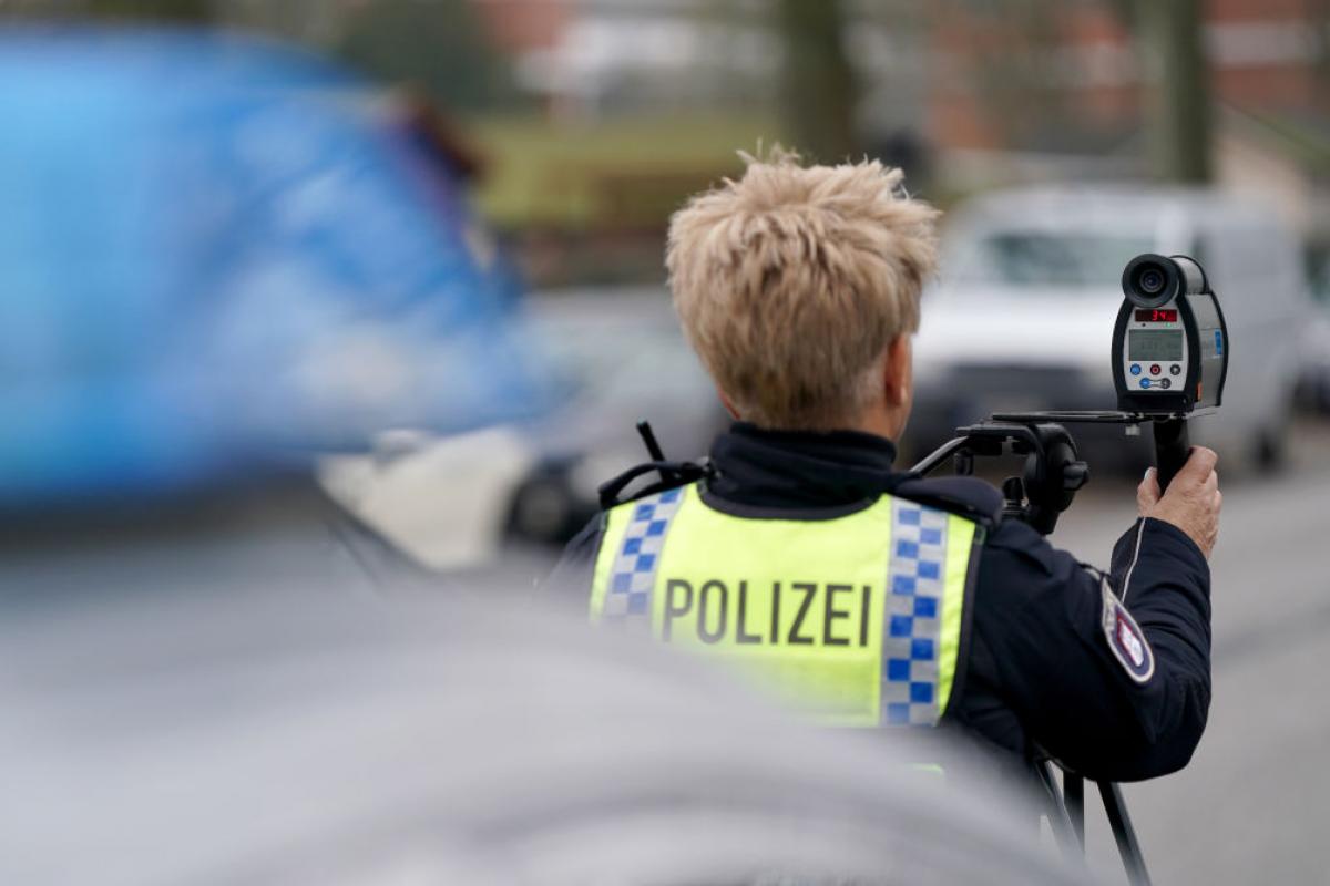 Un policía alemán, en un control de velocidad