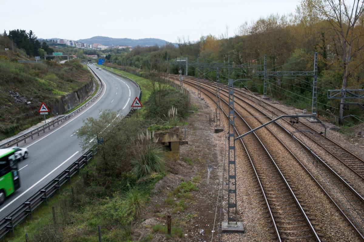 Vías del tren en Asturias, con Oviedo al fondo.
