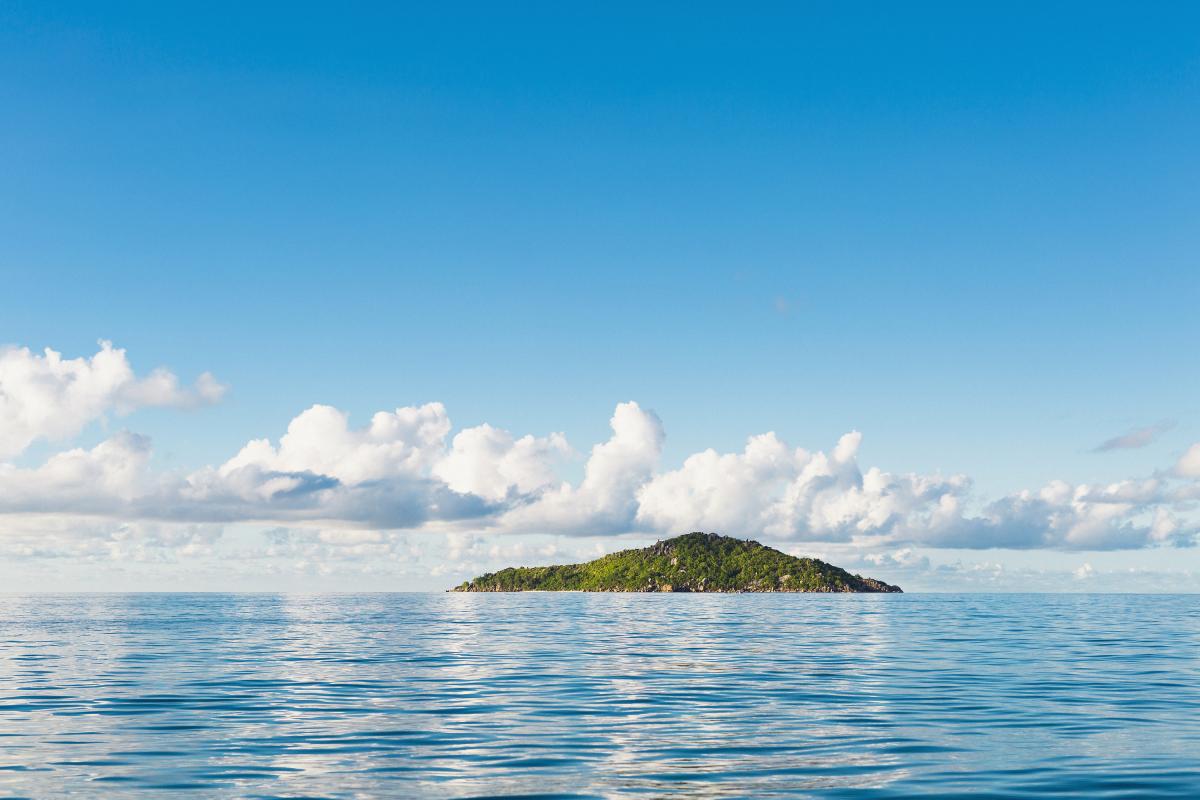 Imagen de archivo de una isla en medio del océano.
