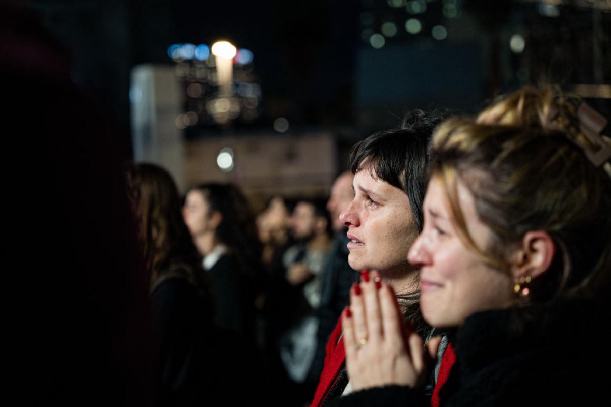 Ciudadanos israelíes atienden emocionados a las noticias sobre el alto el fuego en Gaza