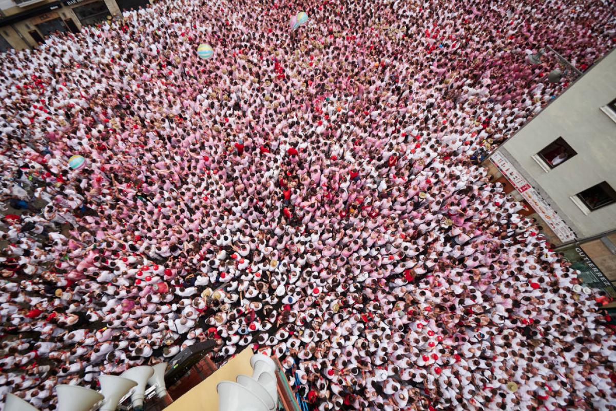 Decenas de personas en la Plaza del Ayuntamiento de Pamplone, esperando el lanzamiento del chupinazo.