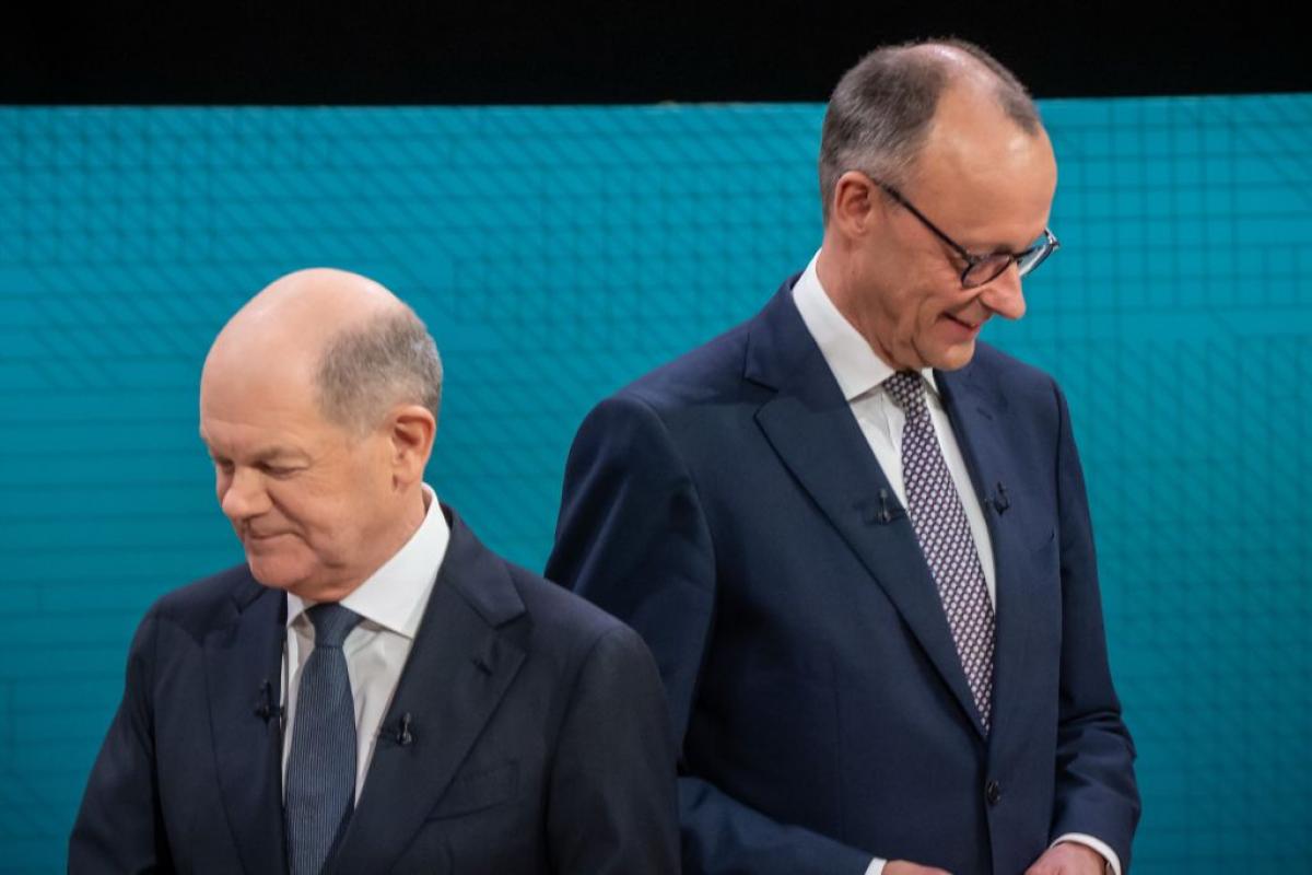 El canciller Olaf Scholz junto al candidato de la CDU, Friedrich Merz, durante el primer debate electoral de las elecciones en Alemania.