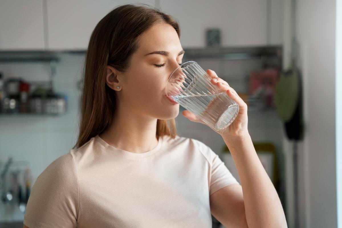 Imagen de archivo de una mujer bebiendo agua.