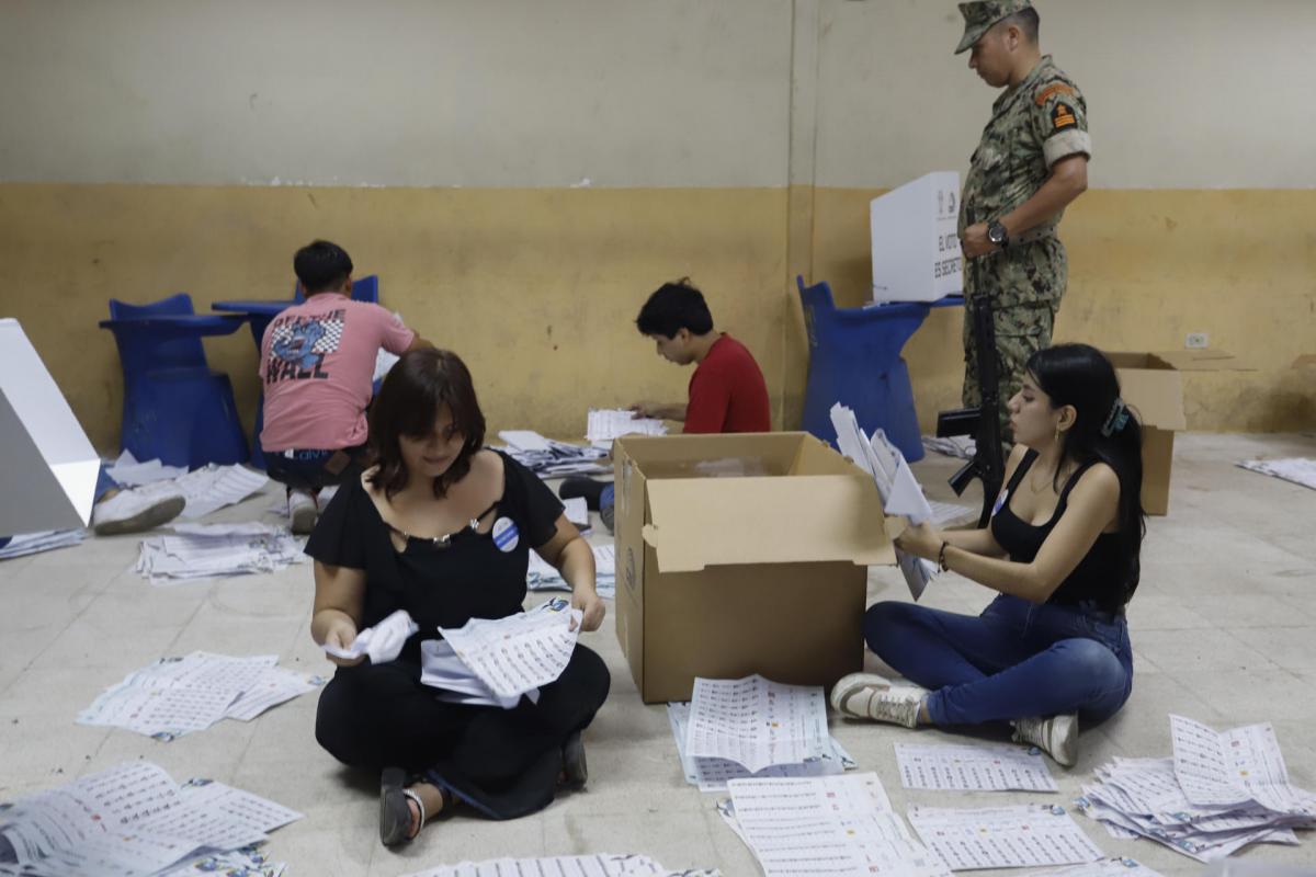 Recuento de votos en las elecciones presidenciales de Ecuador.