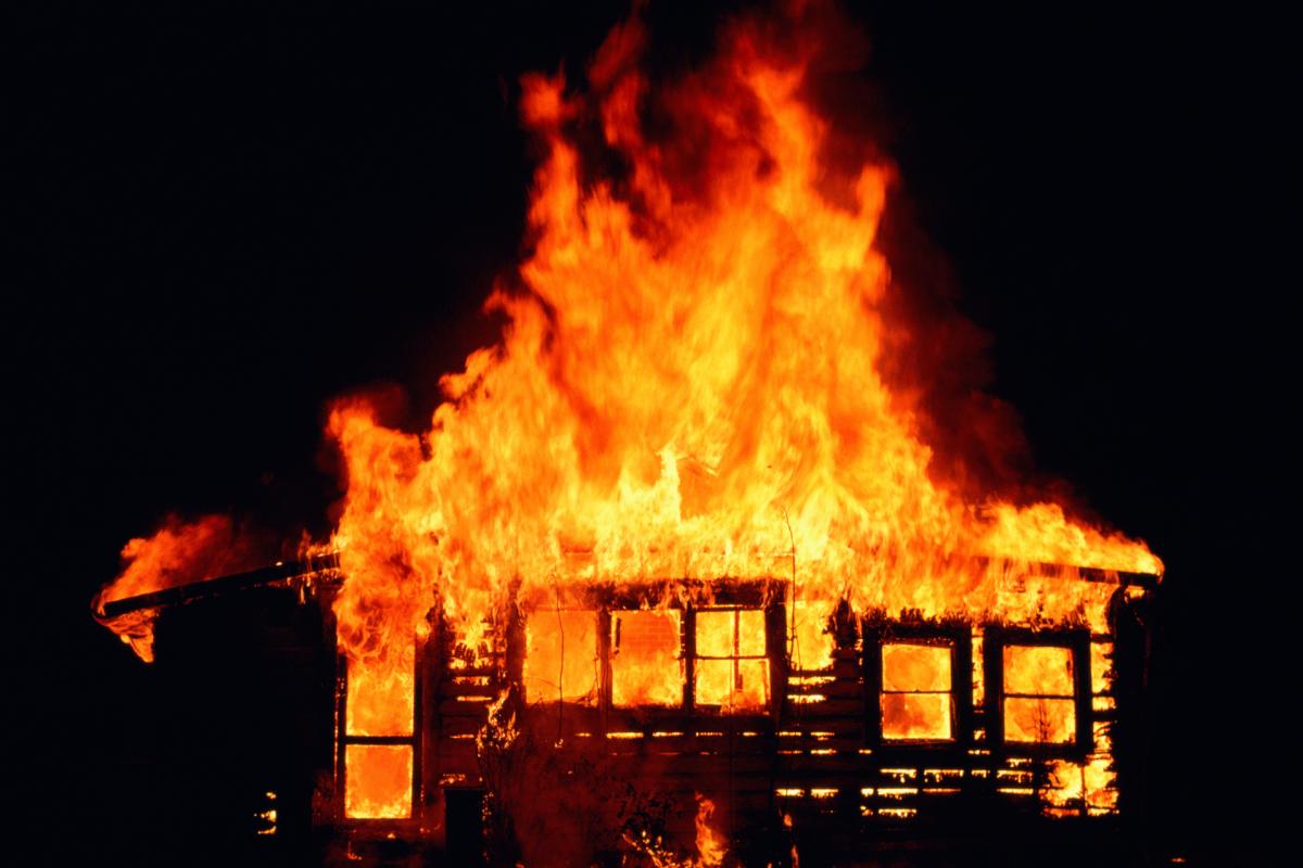 Una casa se incendia en una imagen de archivo.