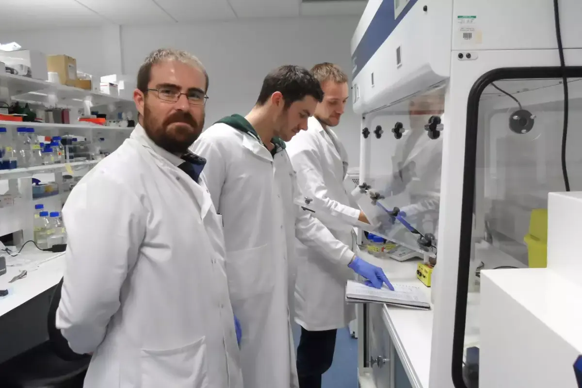 Asier Unciti-Broceta, en el laboratorio del Edinburgh Cancer Research Centre. .