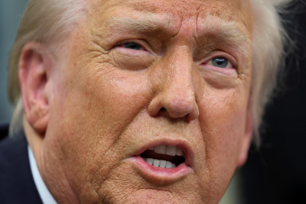 Donald Trump habla a los medios de comunicación desde el Despacho Oval.