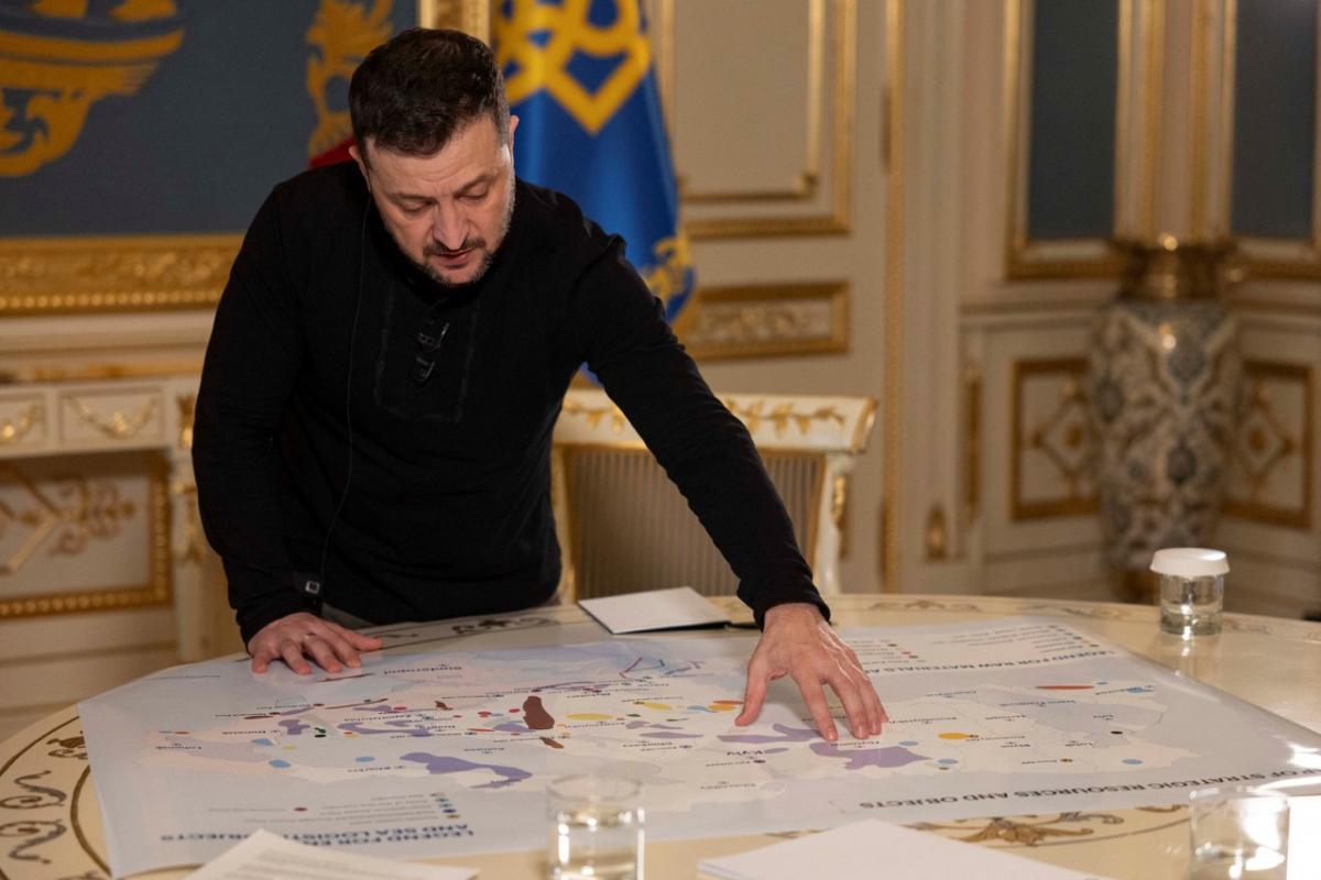 El presidente ucraniano Volodimir Zelenski señala un mapa con los recursos y los puntos estratégicos de Ucrania